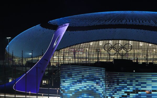 Вид на чашу Олимпийского огня, ледовый дворец Большой и дворец зимнего спорта Айсберг во время церемонии закрытия XXII зимних Олимпийских игр в Сочи