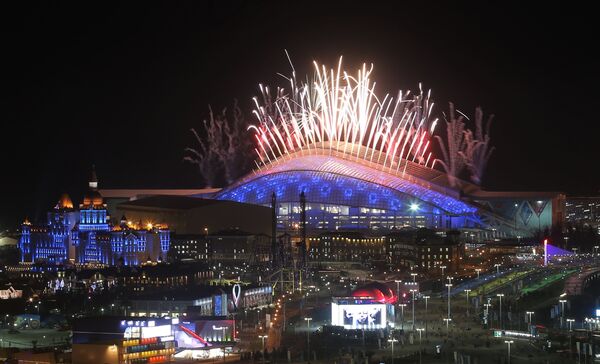 Салют над стадионом Фишт во время церемонии закрытия XXII зимних Олимпийских игр в Сочи.