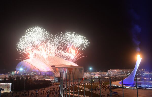 Праздничный фейерверк над стадионом Фишт во время церемонии закрытия XXII зимних Олимпийских игр