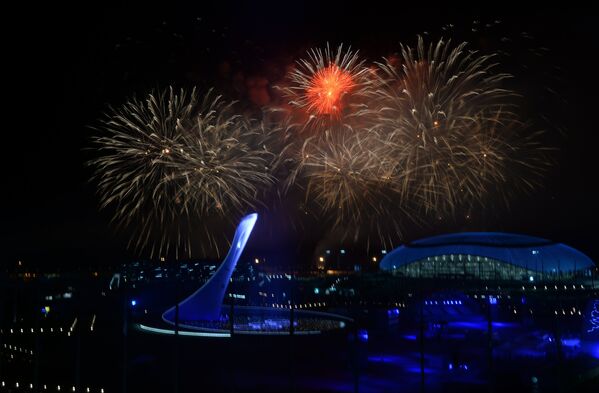 Салют над Олимпийским парком во время церемонии закрытия