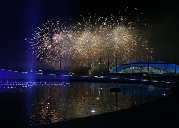 Салют над Олимпийским парком во время церемонии закрытия