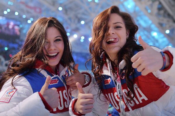 Российские фигуристки Елена Ильиных (слева) и Аделина Сотникова на церемонии закрытия XXII зимних Олимпийских игр в Сочи