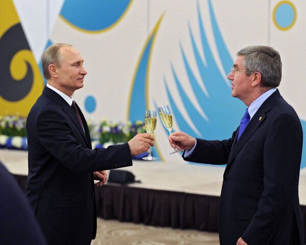Президент России Владимир Путин (слева) и президент МОК Томас Бах