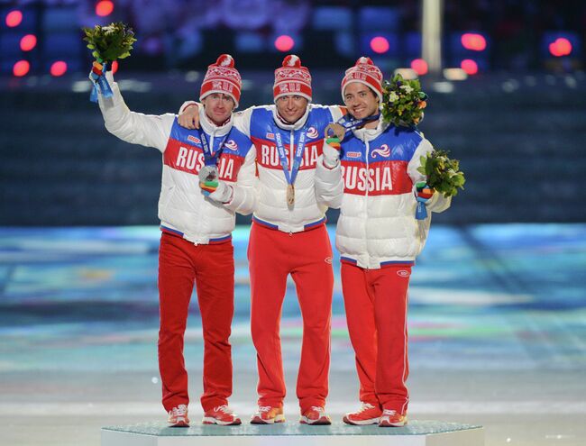 Максим Вылегжанин (Россия) - серебряная медаль, Александр Легков (Россия) - золотая медаль, Илья Черноусов (Россия) - бронзовая медаль