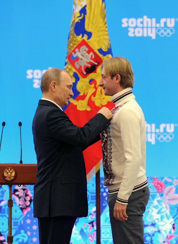 Президент России Владимир Путин (слева) и олимпийский чемпион в фигурном катании Евгений Плющенко