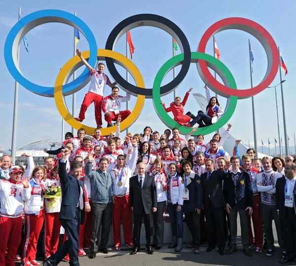 Президент России Владимир Путин (в центре) во время церемонии фотографирования с российскими призерами XXII зимних Олимпийских игр в Сочи