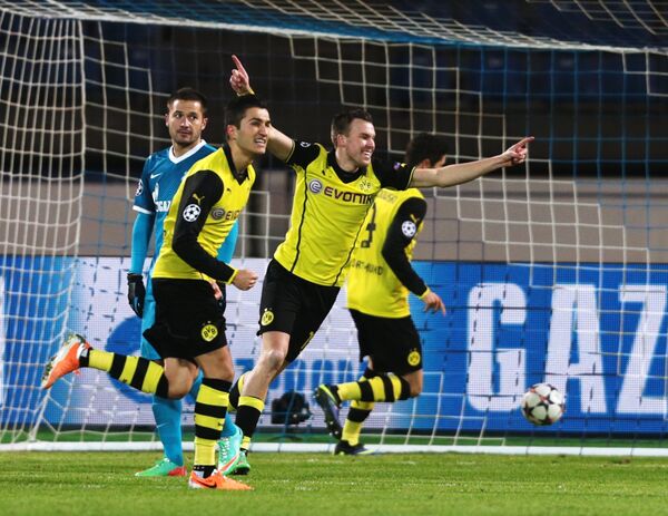Футболисты Боруссии радуются забитому голу в ворота Зенита
