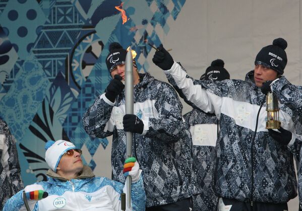 Неоднократный победитель краевых спортивных соревнований, факелоносец Руслан Чуканов во время эстафеты Паралимпийского огня во Владивостоке