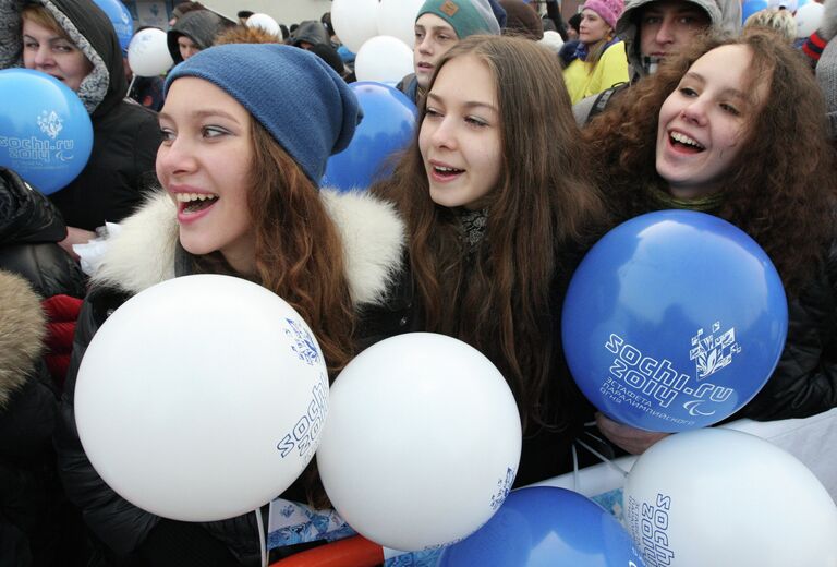 Жители Владивостока во время эстафеты Паралимпийского огня