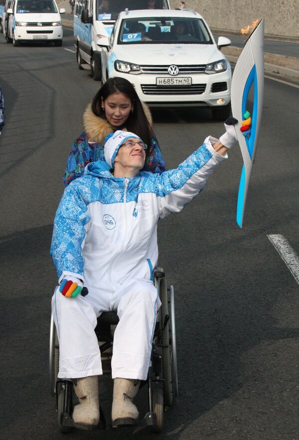 Факелоносец Андрей Смолянников во время эстафеты Паралимпийского огня во Владивостоке