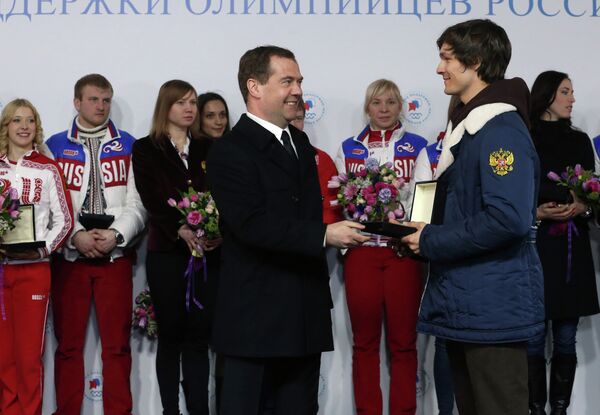 Председатель правительства России Дмитрий Медведев (слева) и двукратный олимпийский чемпион в сноуборде Вик Уайлд на Красной площади во время церемонии вручения Фондом поддержки олимпийцев России автомобилей победителям и призерам ХХII Олимпийских зимних игр 2014 года в Сочи