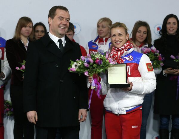 Председатель правительства России Дмитрий Медведев и двукратная олимпийская чемпионка в фигурном катании Татьяна Волосожар