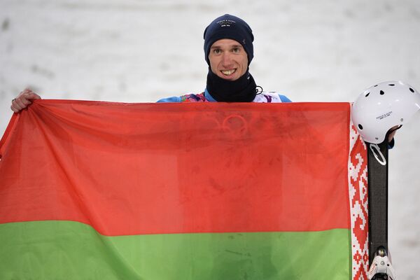 Антон Кушнир (Белоруссия), завоевавший золотую медаль в лыжной акробатике во время соревнований по фристайлу
