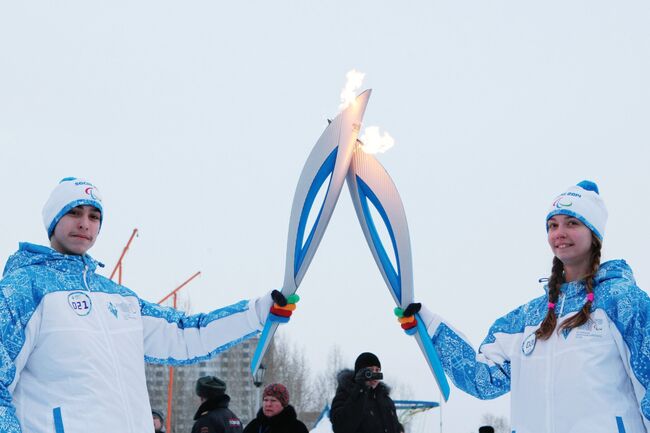 Член сборной команды России по волейболу, бронзовый призер чемпионата Европы 2011 года Анастасия Фурманова и чемпион первенства мира по фехтованию 2012 года среди кадетов Максим Шабуров во время эстафеты паралимпийского огня в Новосибирске