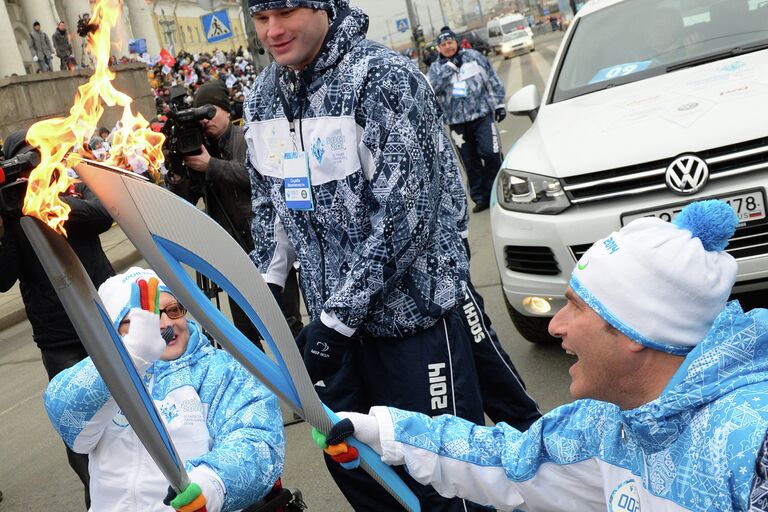 Чемпионка Европы по пауэрлифтингу, участница Паралимпийских летних игр 2012 года в Лондоне Татьяна Смирнова и телеведущий, член попечительского совета благотворительного фонда Созидание Михаил Шац во время эстафеты паралимпийского огня в Санкт-Петербурге