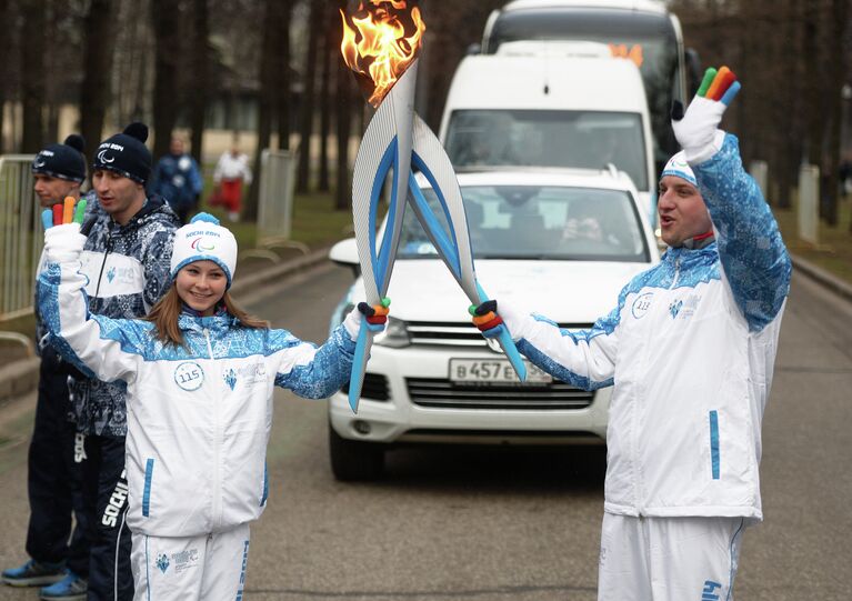 Олимпийская чемпионка 2014 года в командных соревнованиях Юлия Липницкая и факелоносец Глеб Шагун