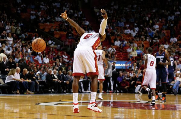 Форвард Майами Хит Леброн Джеймс установил личный и командный рекорд в победном матче регулярного чемпионата НБА с Шарлотт Бобкэтс, набрав 61 очко.