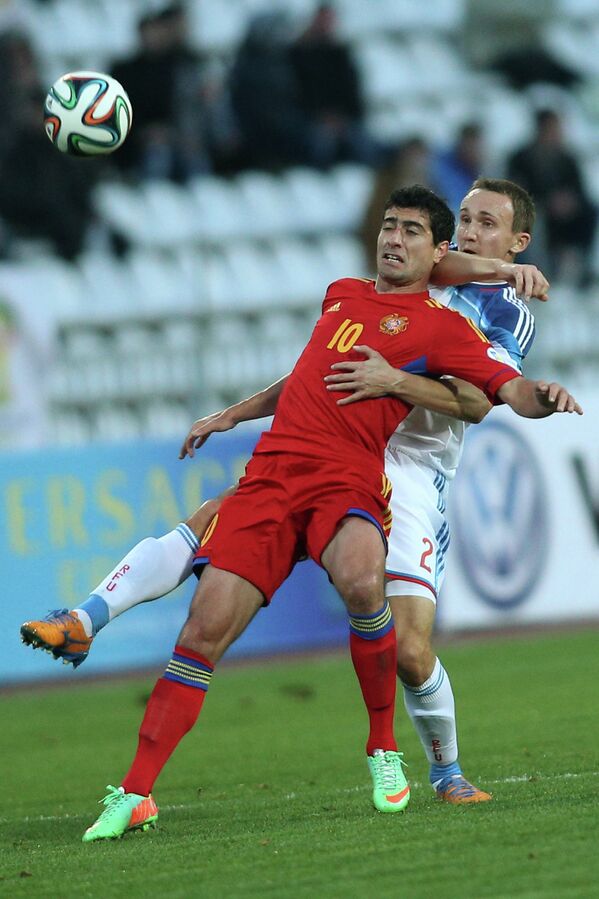Нападающий сборной Армении Геворг Казарян (слева) и защитник сборной России Алексей Козлов
