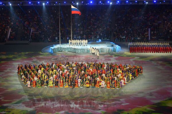 Поднятие национального флага России на церемонии открытия XI зимних Паралимпийских игр в Сочи