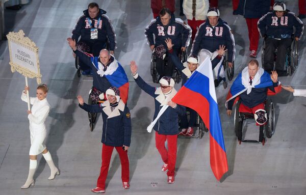Представители России во время парада атлетов и членов национальных делегаций на церемонии открытия XI зимних Паралимпийских игр в Сочи