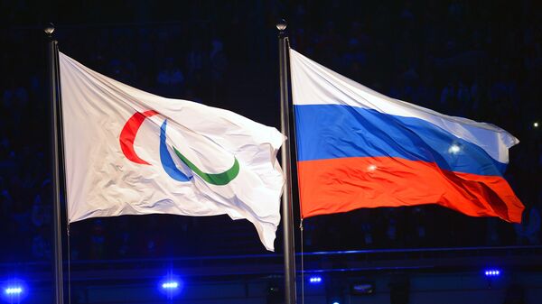 Паралимпийский флаг и национальный флаг России