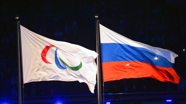 Паралимпийский флаг и национальный флаг России