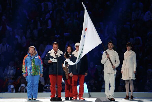 Александр Назаров, Елена Мокерова и Валерий Редкозубов произносят Паралимпийскую клятву