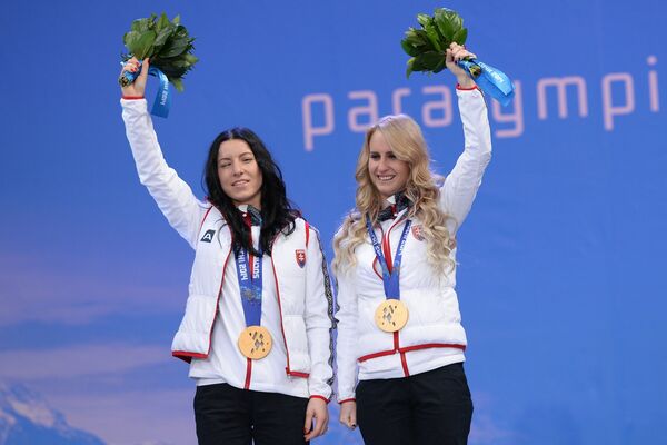 Генриэта Фаркасова (Словакия) и ведущий Наталья Субртова (справа)