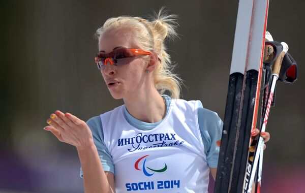 Михалина Лысова (Россия) на финише гонки на дистанции 15 км в классе B 1-3 (слабовидящие)