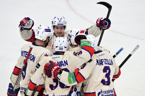 Хоккеисты СКА радуются заброшенной шайбе в ворота ЦСКА