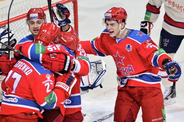 Хоккеисты ЦСКА радуются заброшенной шайбе в ворота СКА