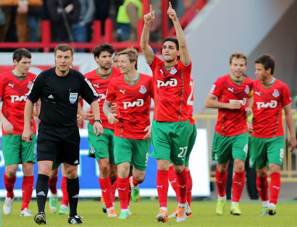 Футболисты Локомотива радуются победе над Крыльями Советов