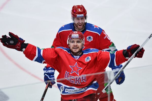 Хоккеисты ЦСКА Яков Рылов (на первом плане) и Дерон Куинт