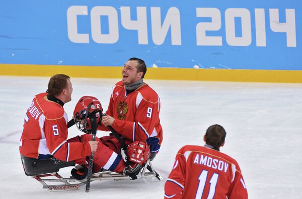 Слева направо следж-хоккеисты: Василий Варлаков, Константин Шишков и Алексей Амосов