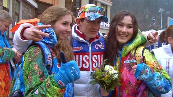 Болельщики с цветами встречали паралимпийских чемпионов на улице в Сочи