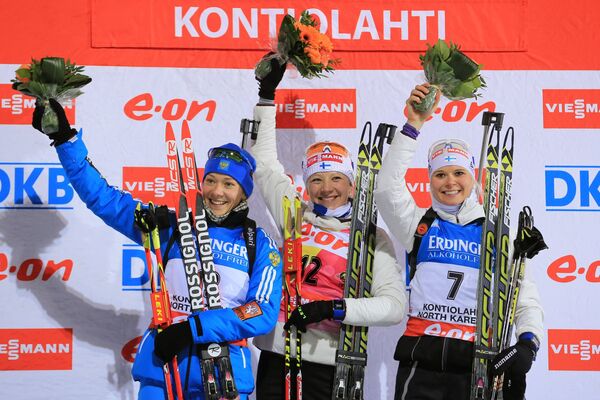 Ольга Зайцева (Россия) - второе место, Кайса Мякяряйнен (Финляндия) - первое место, Мари Лаукканен (Финляндия) - третье место (слева направо)