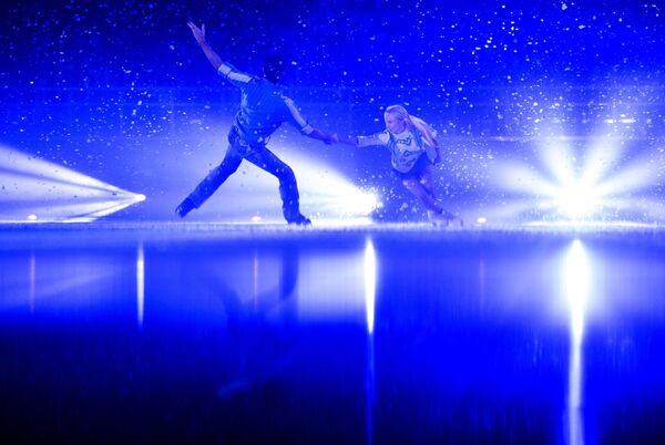 Российские фигуристы Татьяна Тотьмянина и Максим Маринин выступают на гала-концерте по фигурному катанию Мы - Чемпионы! в Сочи в поддержку Паралимпийского движения