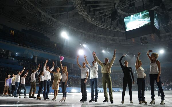Участники гала-концерта по фигурному катанию Мы - Чемпионы! в Сочи в поддержку Паралимпийского движения приветствуют зрителей