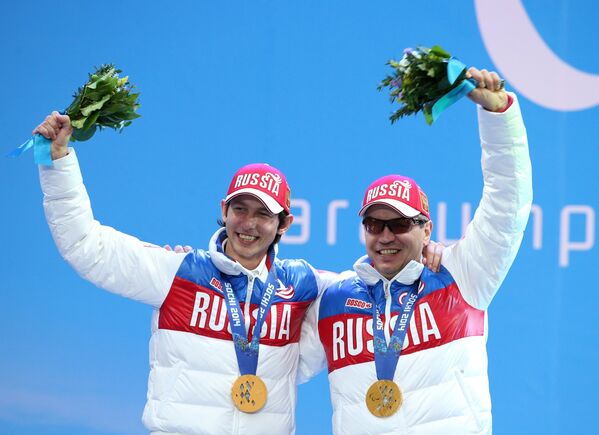 Валерий Редкозубов и ведущий Евгений Героев (справа налево)