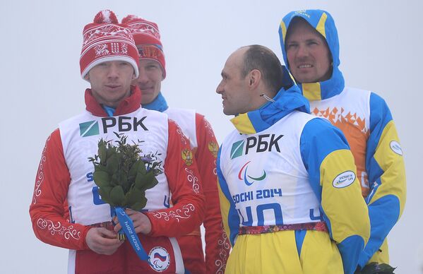 Станислав Чохлаев и ведущий Максим Пирогов (Россия), Виталий Лукьяненко и ведущий Борис Бабар (Украина) (слева направо)