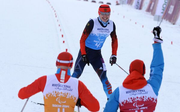 Рушан Миннегулов (Россия) на финише открытой эстафетной гонки в соревнованиях по лыжным гонкам на XI Паралимпийских зимних играх в Сочи