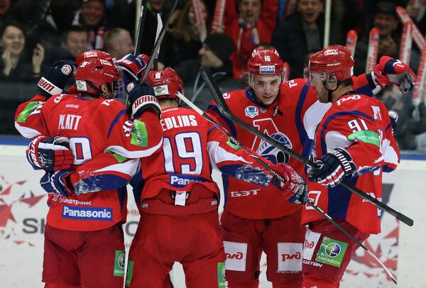 Хоккеисты Локомотива радуются заброшенной шайбе в ворота Динамо