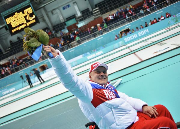 Александр Шевченко (Россия), завоевавший серебряную медаль в соревнованиях по керлингу на колясках