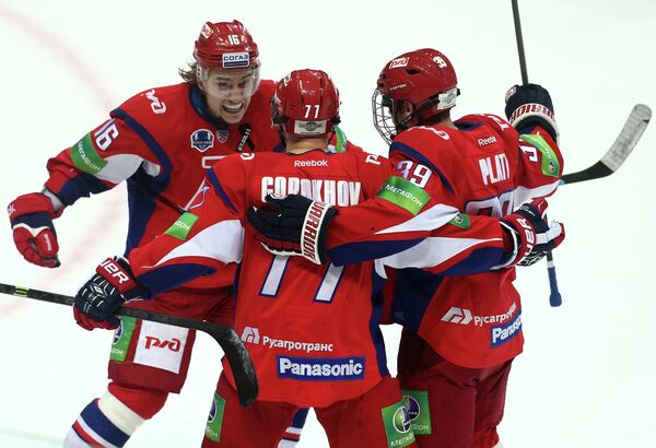 Хоккеисты Локомотива радуются заброшенной шайбе в ворота Динамо