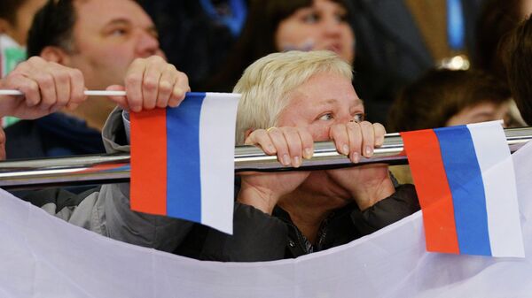 Люди с бумажными флажками с российским триколором