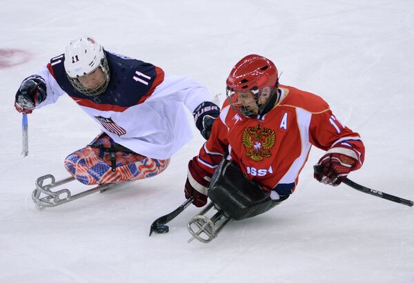 Игровой момент матча между сборными командами США и России