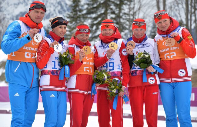 ведущий Алексей Иванов и Михалина Лысова - серебряные медали, ведущий Наталья Якимова и Елена Ремизова - золотые медали, ведущий Татьяна Мальцева и Юлия Будалеева - бронзовые медали слева направо