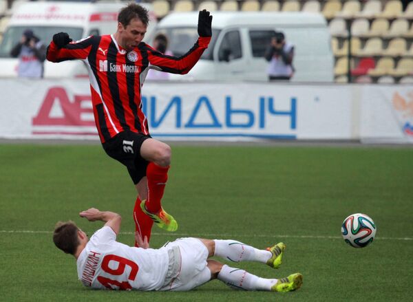 Защитник Локомотива Роман Шишкин (слева) и полузащитник Амкара Якуб Вавжиняк