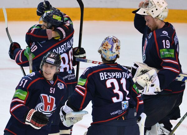 Хоккеисты Сибири радуются победе в матче 1/4 финала над Ак Барсом