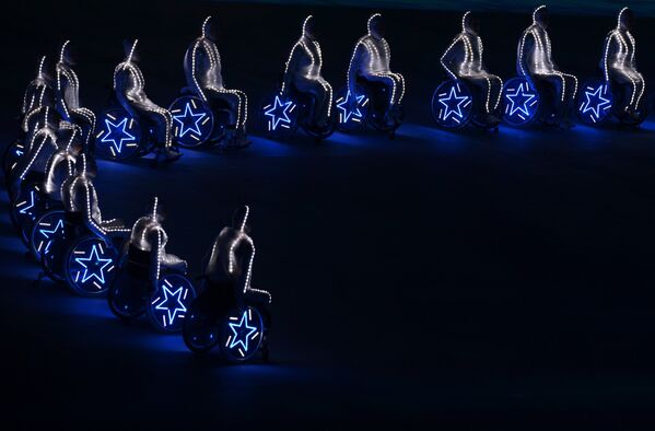 Артисты во время театрализованного представления на церемонии закрытия XI зимних Паралимпийских игр в Сочи